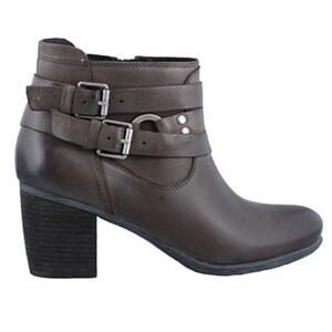 Joseph Siebel 2.5" heel black leather booties. Size 39/ 8 in Black